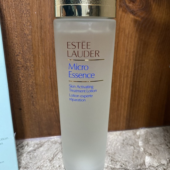 Estee Lauder Radiant Cleanser and Exfoliant - Picture 2 of 5